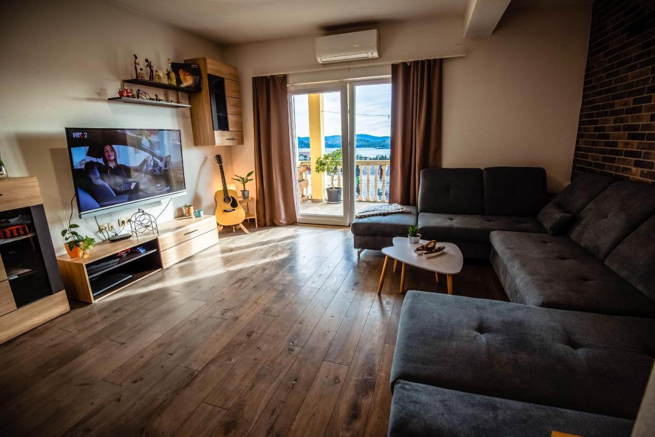 Apartman Fjaka シベニク エクステリア 写真