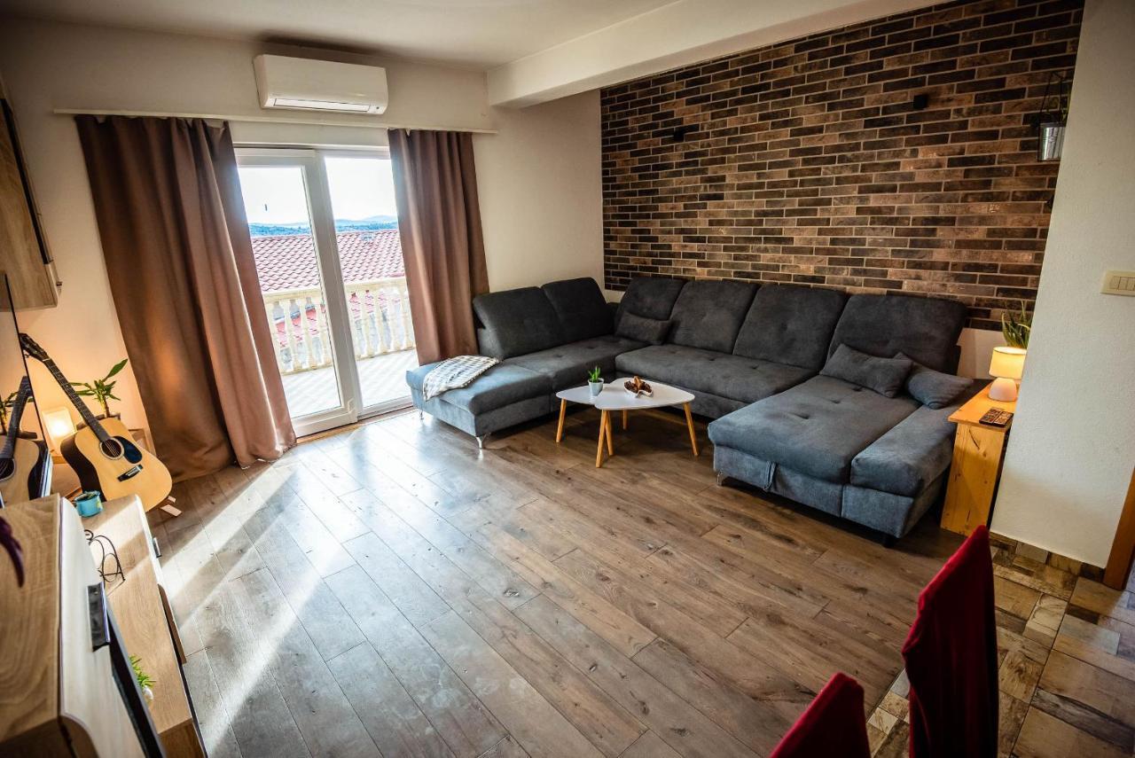 Apartman Fjaka シベニク エクステリア 写真