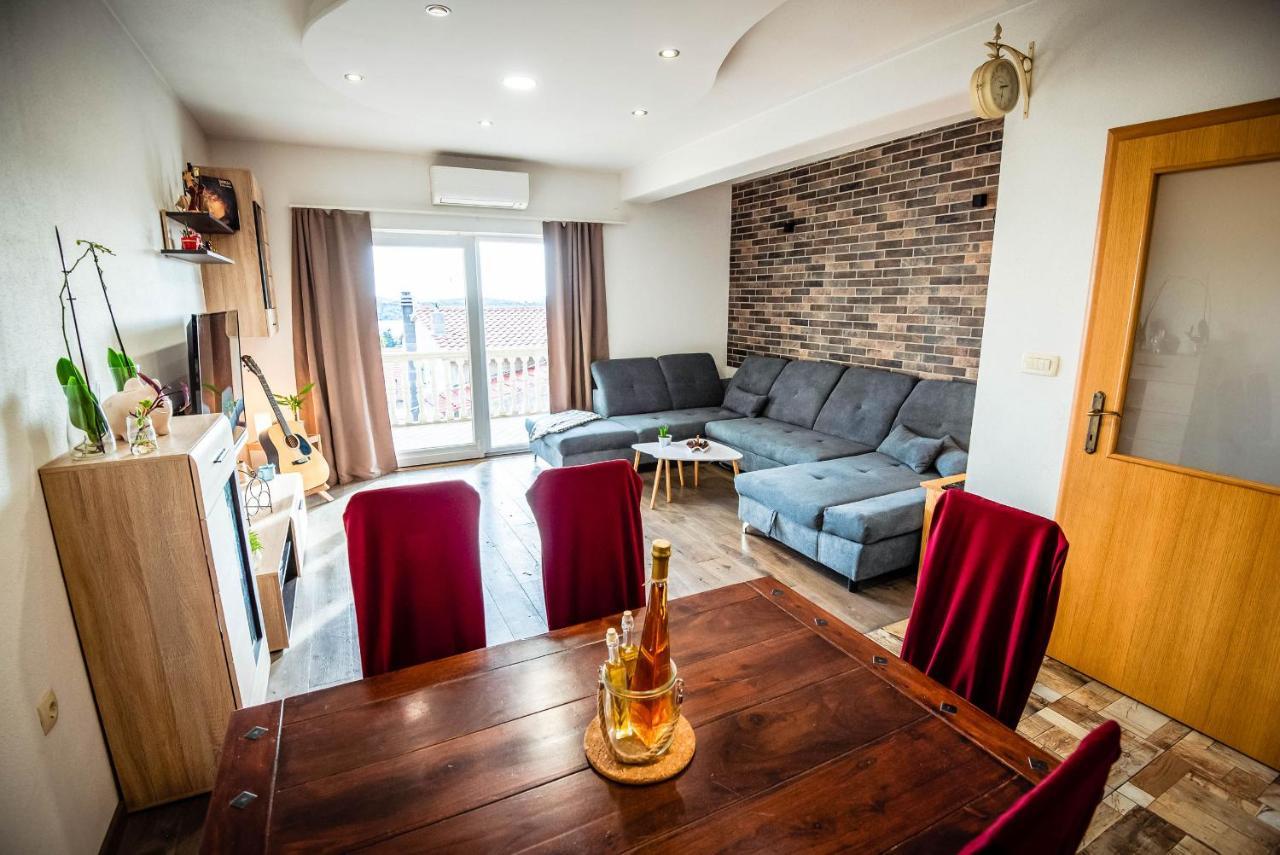 Apartman Fjaka シベニク エクステリア 写真